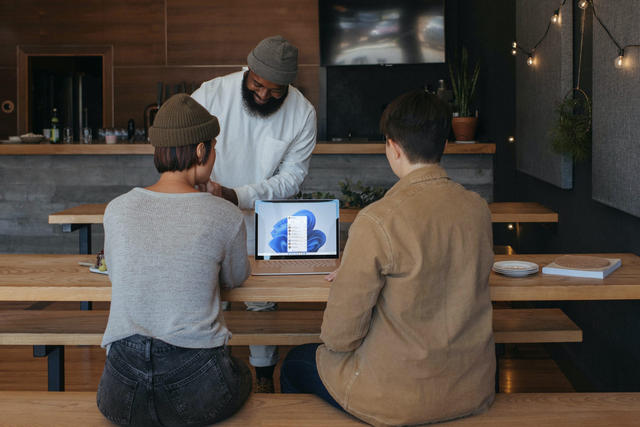 A Business Owner’s Ultimate Guide to Holiday Bonus